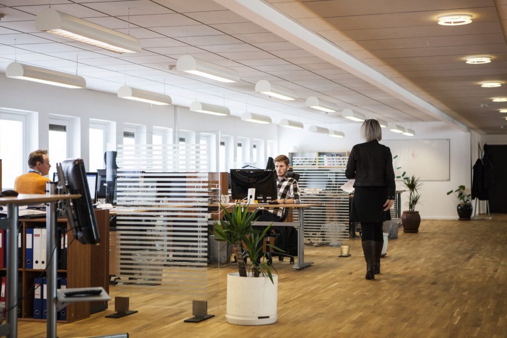 Equipo de trabajo en oficina diafana