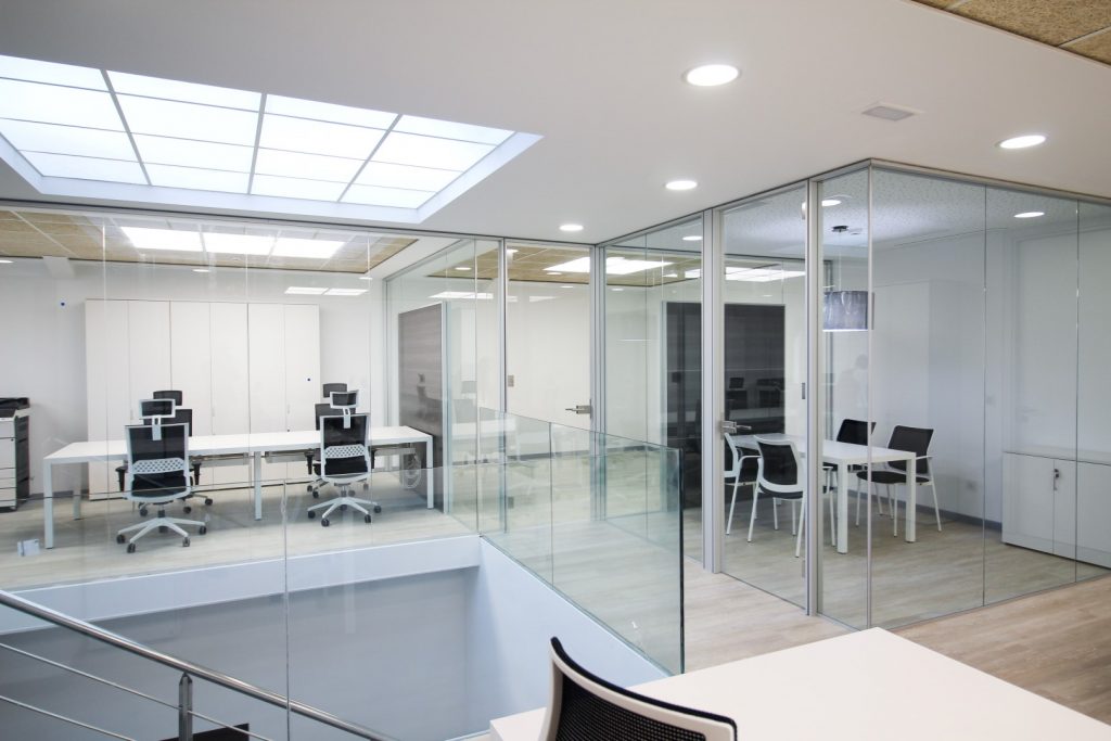 Salas de oficinas rodeadas de mamparas