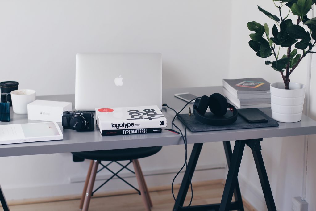 mesa de trabajo de freelance con ordenador y silla