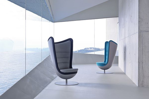 Dos sillones Actiu frente una panorámica al mar