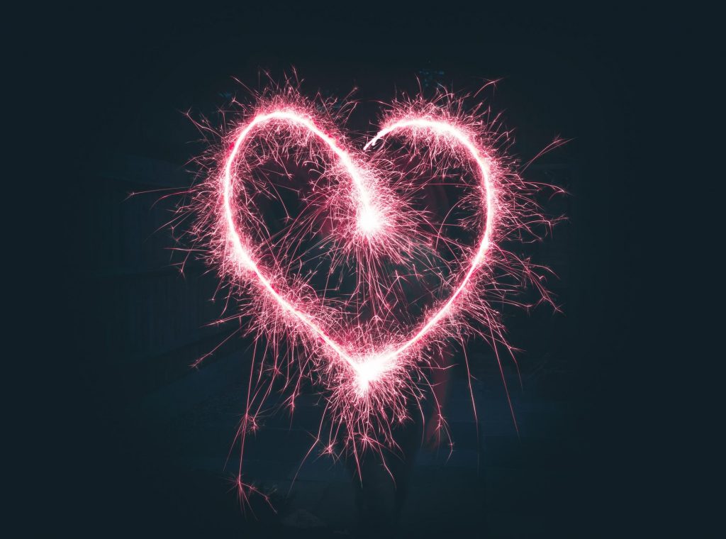 Corazón dibujado con bengalas