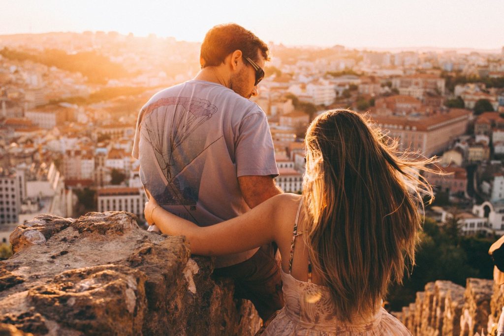 Pareja de san valentín abrazada por detrás