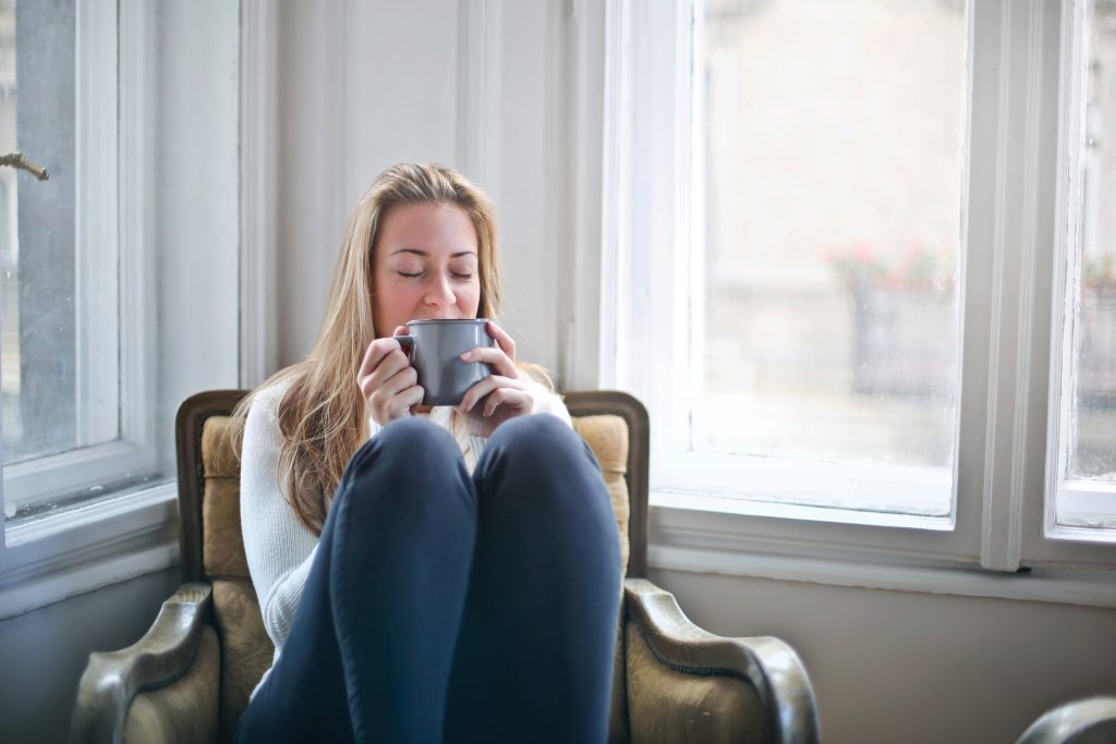 Chica tomandose un café