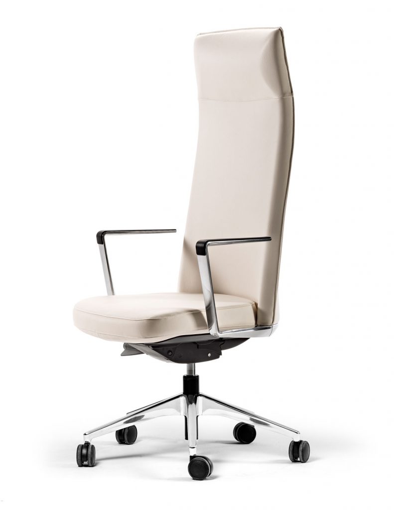 Silla de oficina de piel blanca